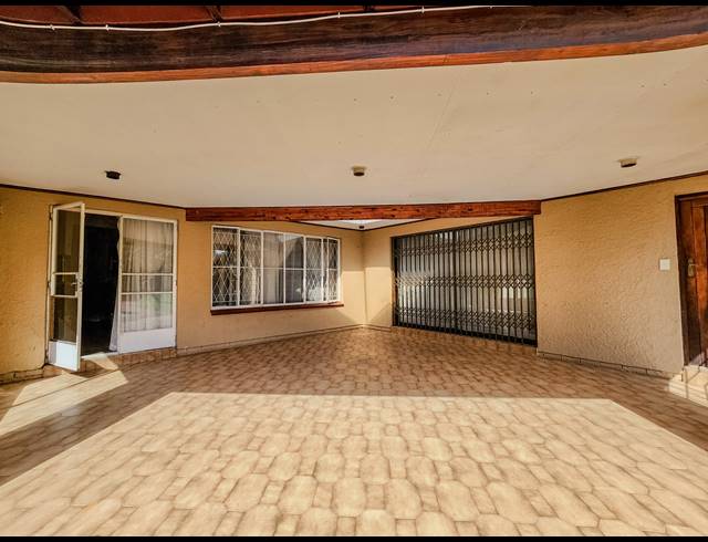 4 BEDROOM HOUSE FOR SALE IN CONSTANTIA KLOOF
